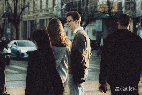 高清摄影 一群人在路边站立