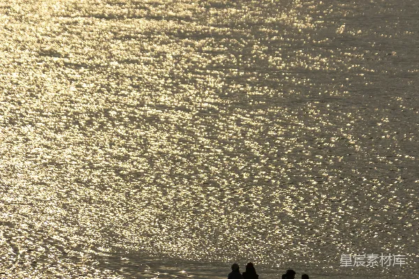 高清摄影 夕阳下，人群站在码头上的轮廓。