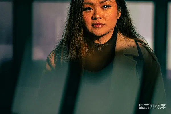 高清摄影 站在窗前的女人