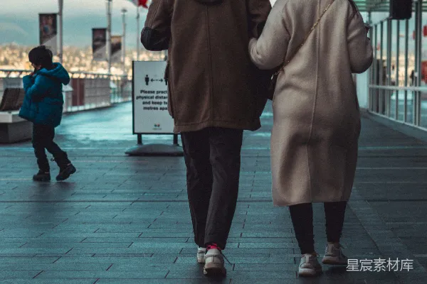 高清摄影 穿着棕色外套的男人在白天走在人行道上