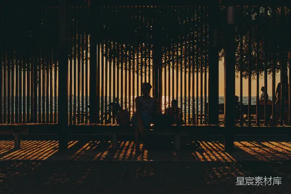 高清摄影 两人坐在长凳上的轮廓