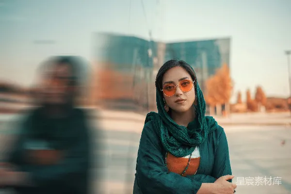 高清摄影 穿 teal 薄纱 scarf 的女人