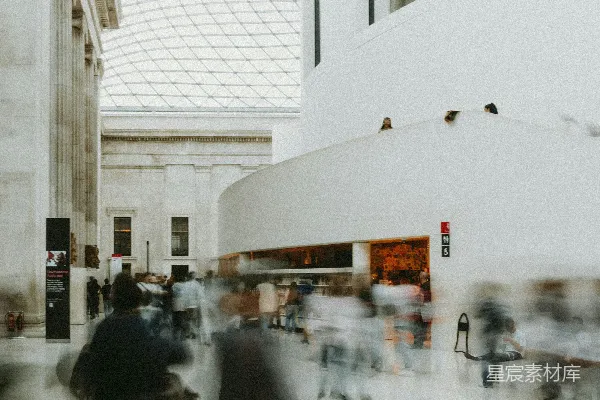 高清摄影 一群人在一栋建筑周围走动