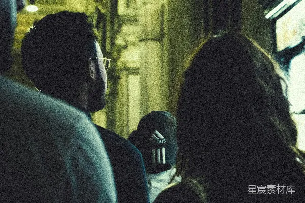 高清摄影 一个男人和一个女人相互看着对方