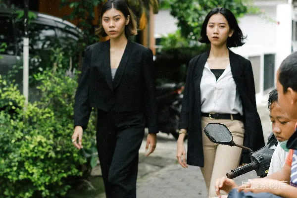 高清摄影 黑色套装夹克的男人站在穿白色衬衫的女人旁边