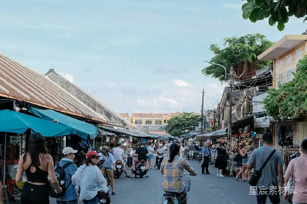 高清摄影 人们在一条繁忙的街道上行走并骑自行车。