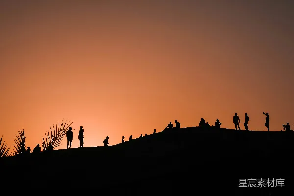 高清摄影 山 sunset 时分的人影轮廓