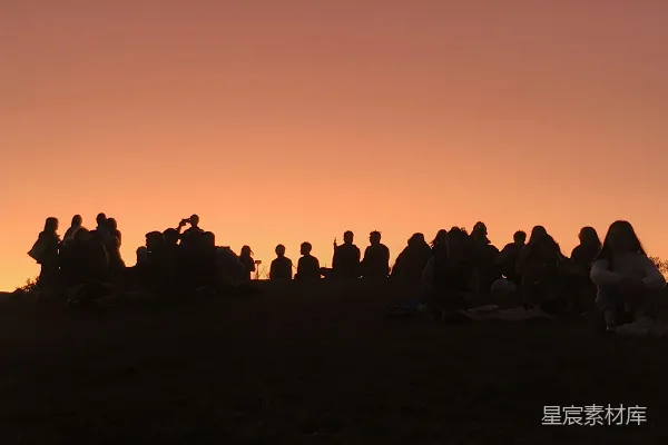 高清摄影 一群人在山顶上坐着