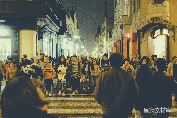 高清摄影 夜晚街道上的人们漫步
