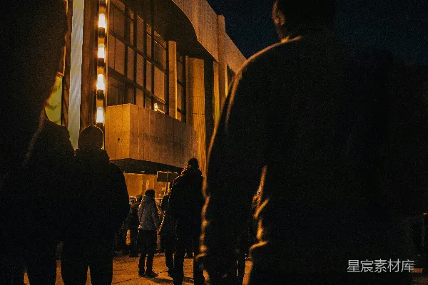 高清摄影 夜间人们在街上行走