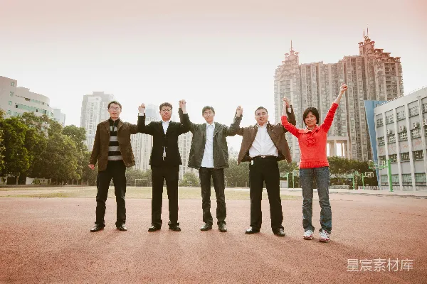 高清摄影 五人举起双手庆祝。