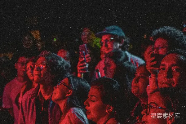 高清摄影 人群在红灯下观看表演