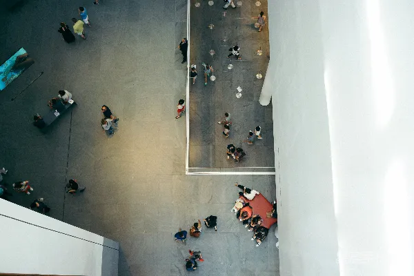 高清摄影 白混凝土建筑旁的人像特写镜头