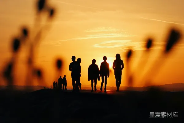 高清摄影 夕阳下人们站在沙滩上的轮廓