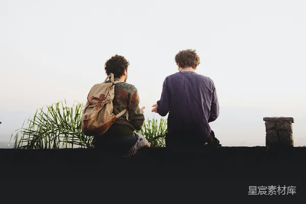 高清摄影 男人和女人坐在棕色木质长凳上，白天时间。