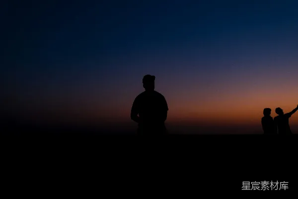 高清摄影 夕阳下站立的人的轮廓