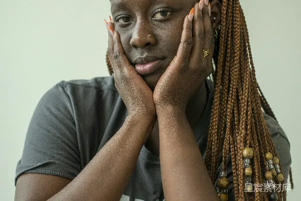 高清摄影 留着辫子的女人若有所思地望着镜头。
