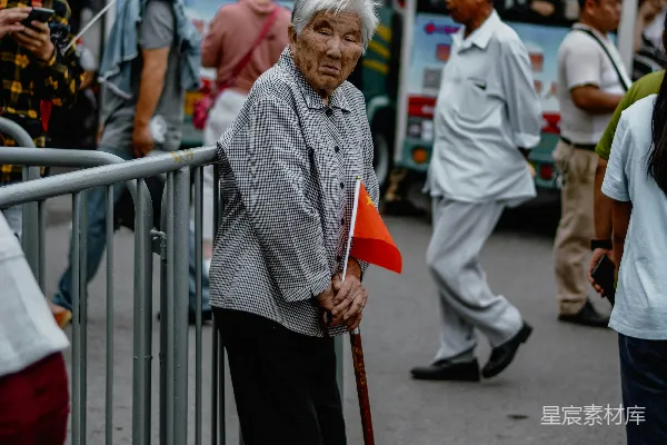高清摄影 灰白格衬衫和黑色裤子的男人站在灰色混凝土地面上。