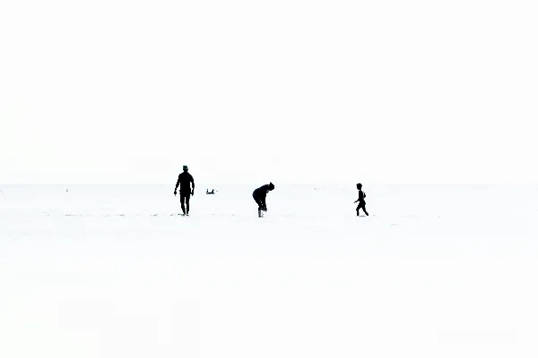 高清摄影 一群人在覆盖着白雪的田野上行走