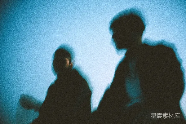 高清摄影 两张人站在一起的模糊照片