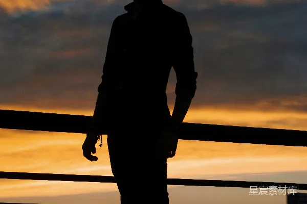高清摄影 夕阳下站立在木质码头的男人轮廓