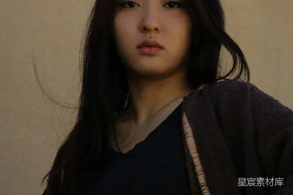高清摄影 一个穿黑上衣和棕色长袍的女人