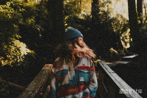 高清摄影 森林里一位妇女正在 wooden bridge 上行走。