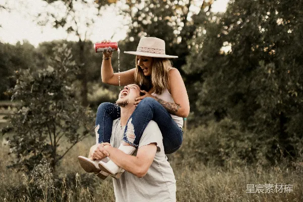 高清摄影 田地里一个男人背着一个女人。