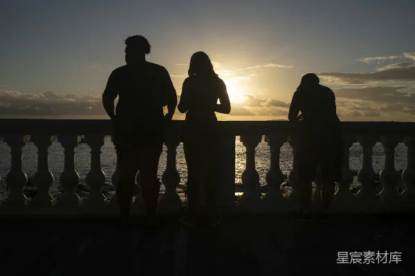 高清摄影 海边的人 silhouette 观看日落。