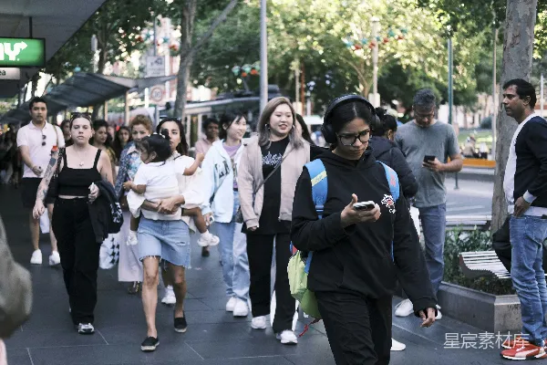 高清摄影 一群人在人行道上行走
