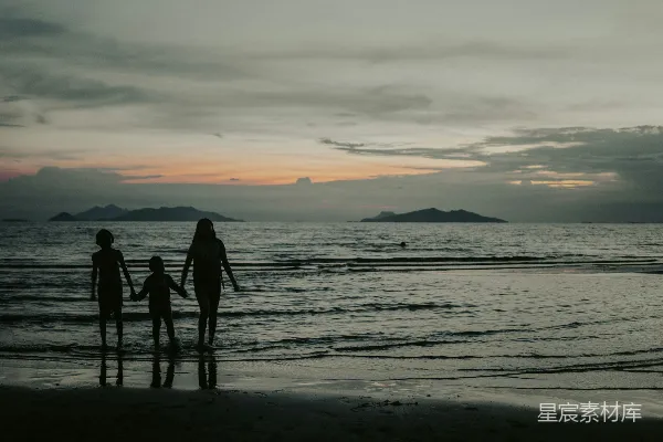 高清摄影 夕阳下，人们在海滩上的轮廓