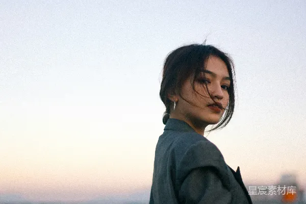 高清摄影 灰衣女子站在近处的水边，在白天站立。