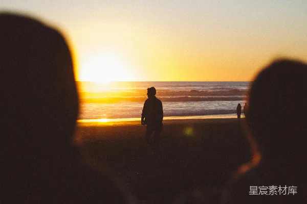 高清摄影 夕阳下海边站立的男人的轮廓照