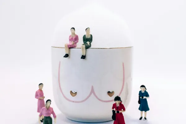 高清摄影 一群微型人坐在碗上