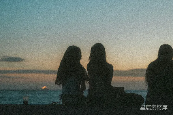 高清摄影 海边的人影 watching the sunset 的场景