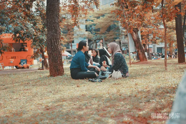 高清摄影 公园里一群人在地上坐着。
