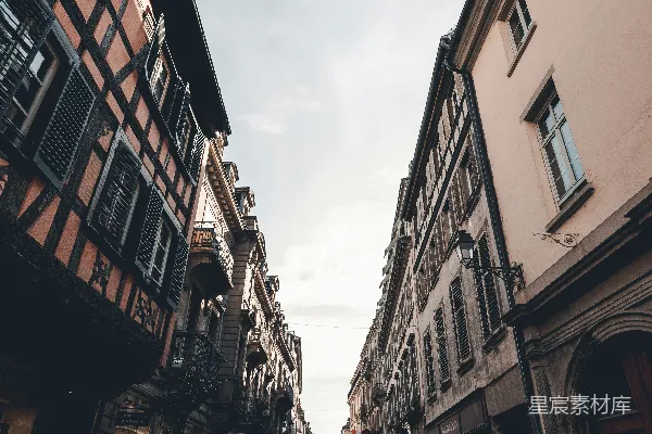 高清摄影 白天人们在建筑物之间街道上行走