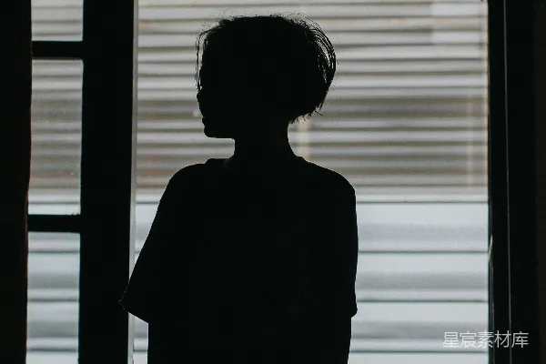 高清摄影 窗边站立的女人的轮廓