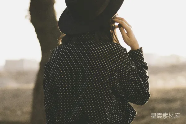 高清摄影 一个女人穿着连衣裙