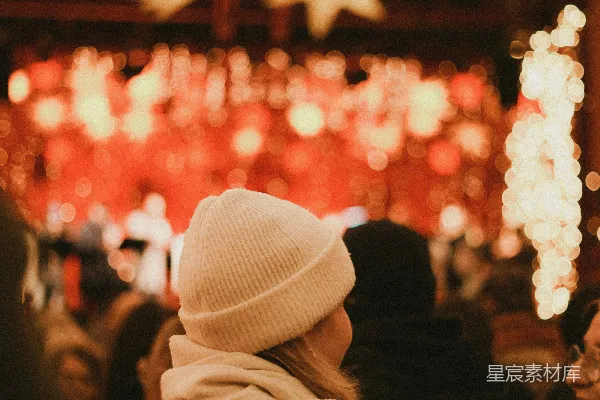 高清摄影 一个女人站在一棵圣诞树前