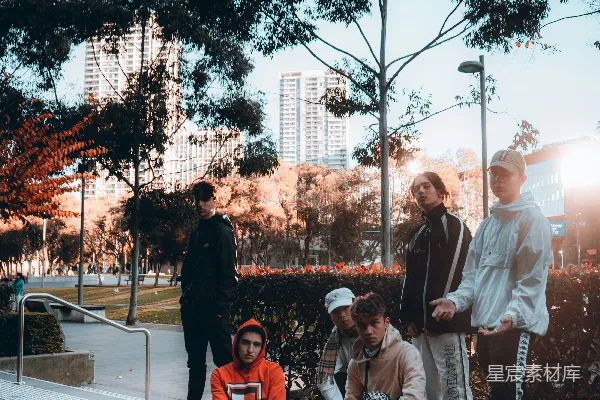 高清摄影 一群人在白天坐在白色的长凳上