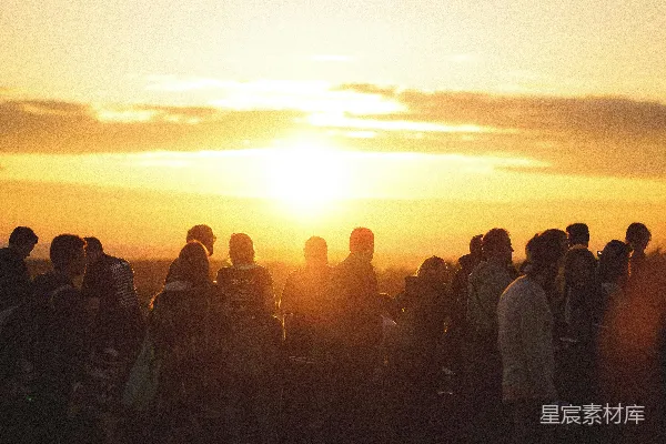 高清摄影 夕阳下人群站立行走的 crowd