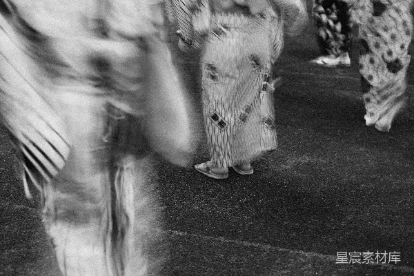 高清摄影 传统日本和服 yukata 的人在跳舞。