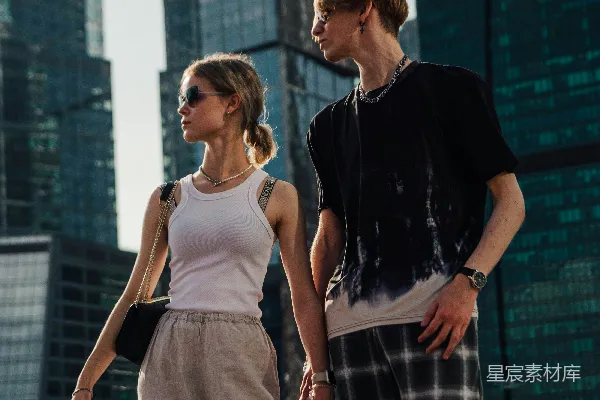 高清摄影 一个男人和一个女人并排站在那里