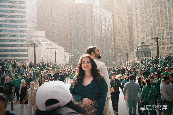 高清摄影 一个女人在圣帕特里克节的 crowd 中微笑。