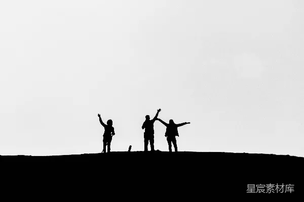高清摄影 一群人在山顶上站立