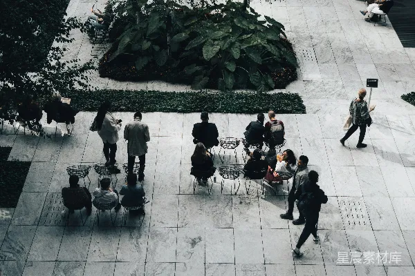 高清摄影 一群人在 courtyard 周围站立