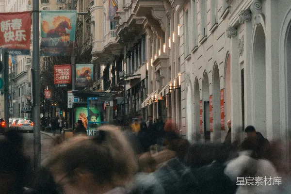 高清摄影 模糊的身影在繁忙的城市街道上行走。