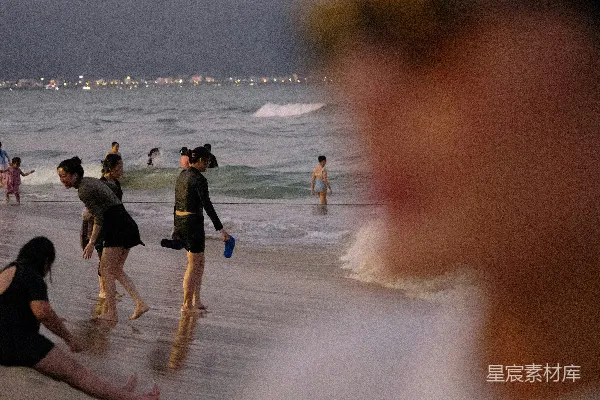 高清摄影 海边的人们享受着沙滩日。