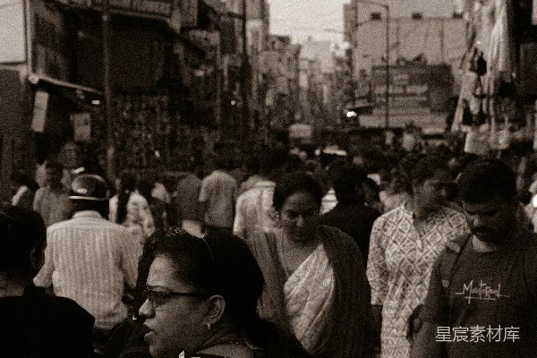 高清摄影 城市街道上的人群在行走。